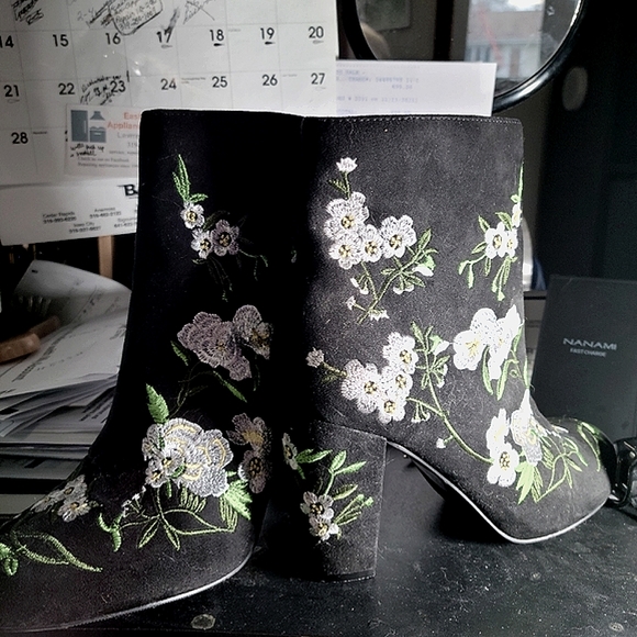 Forever21 embroidered black suede  boot - Picture 3 of 6